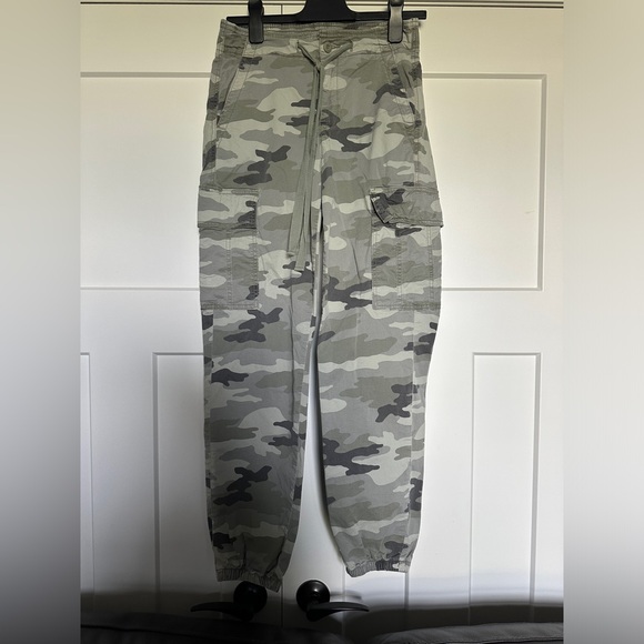 American Eagle Camo Cargo Pants - Picture 1 of 2